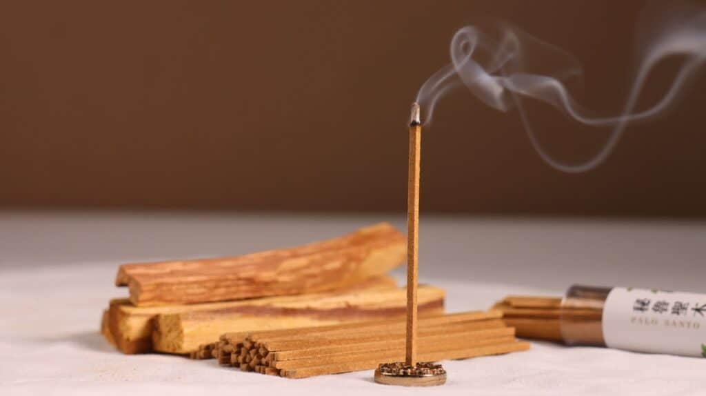 聖木線香/無黏香:輕煙縈繞,便利使用